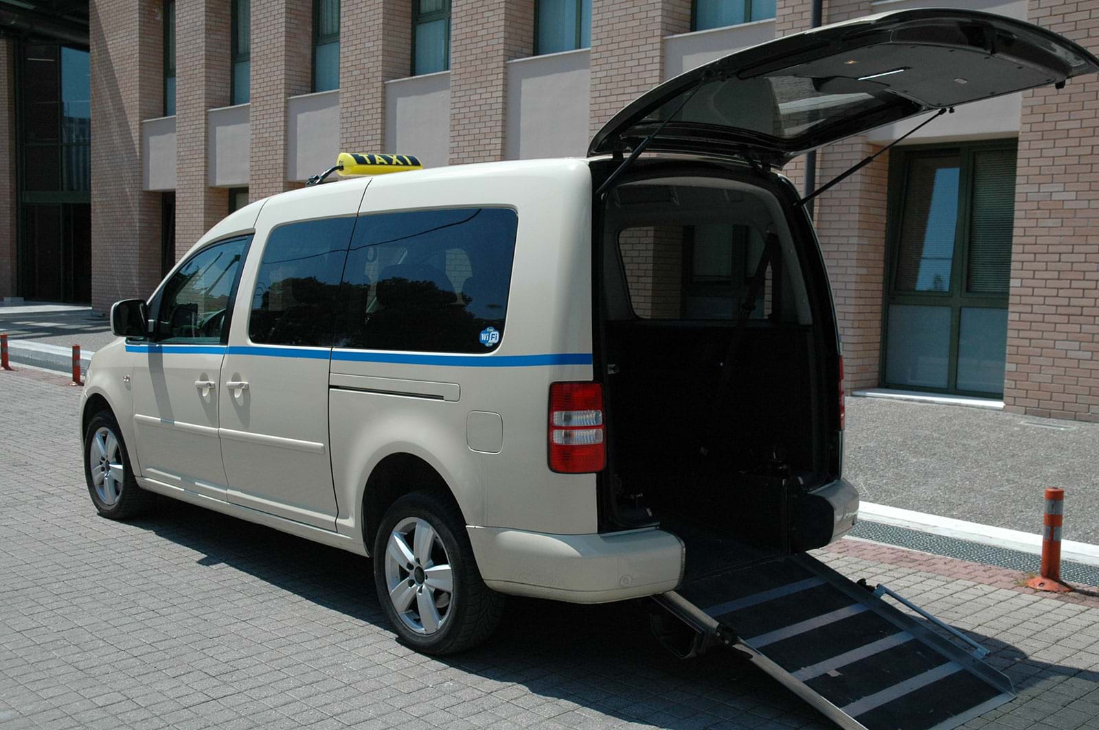 ειδικό ταξί με ράμπα για αναπηρικό αμαξίδιο